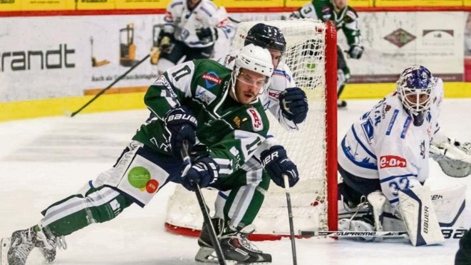 Robin Just (links), der beste deutsche Scorer in der Deutschen Eishockey Liga (DEL) 2 in dieser Saison, wird auch in der neuen Saison das Trikot der Bietigheim Steelers tragen. Foto: Simecek Robin Just (links), der beste deutsche Scorer in der Deutschen Eishockey Liga (DEL) 2 in dieser Saison, wird auch in der neuen Saison das Trikot der Bietigheim Steelers tragen. Foto: Simecek