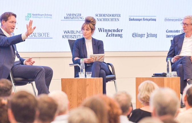 Mercedes-Chef Ola Källenius (links) im Gespräch mit Anne Guhlich, sellvertretende Chefredakteurin der Stuttgarter Zeitung und Stuttgarter Nachrichten sowie dem Chefredakteur der beiden Zeitungen, Joachim Dorfs.<span class='image-autor'>Max Kovalenko</span>
