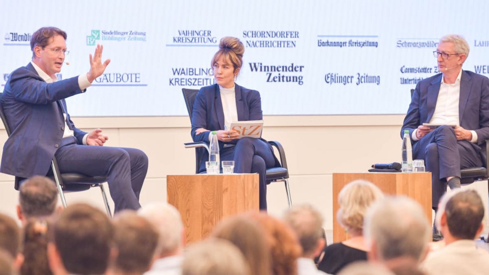 Mercedes-Chef Ola Källenius (links) im Gespräch mit Anne Guhlich, sellvertretende Chefredakteurin der Stuttgarter Zeitung und Stuttgarter Nachrichten sowie dem Chefredakteur der beiden Zeitungen, Joachim Dorfs.Max Kovalenko Mercedes-Chef Ola Källenius (links) im Gespräch mit Anne Guhlich, sellvertretende Chefredakteurin der Stuttgarter Zeitung und Stuttgarter Nachrichten sowie dem Chefredakteur der beiden Zeitungen, Joachim Dorfs.Max Kovalenko