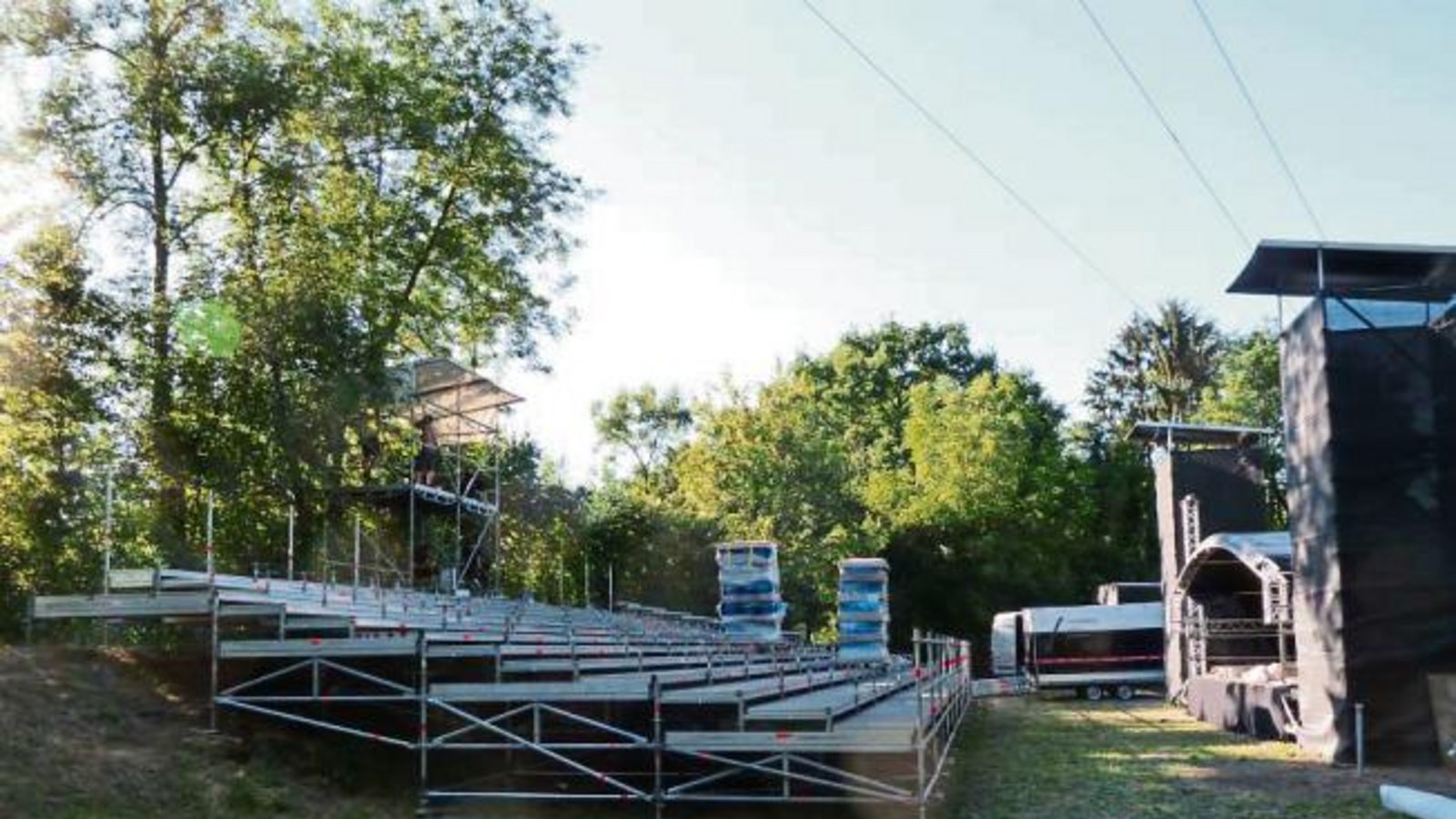 Die Bühne und die Tribüne stehen – heute Abend beginnt der Vaihinger Kultursommer am Enzdamm. Foto: Arning Die Bühne und die Tribüne stehen – heute Abend beginnt der Vaihinger Kultursommer am Enzdamm. Foto: Arning
