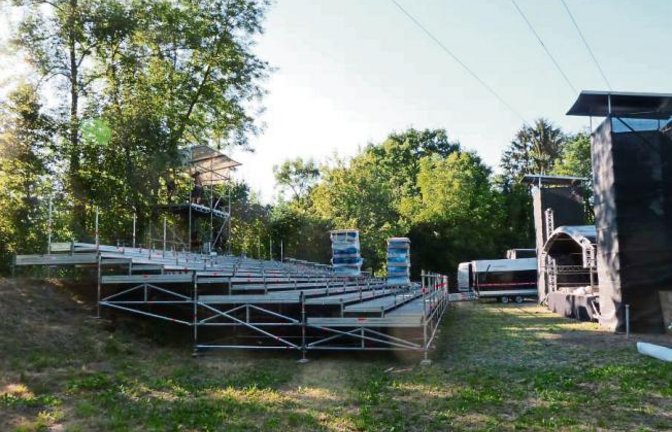 Die Bühne und die Tribüne stehen – heute Abend beginnt der Vaihinger Kultursommer am Enzdamm. Foto: Arning