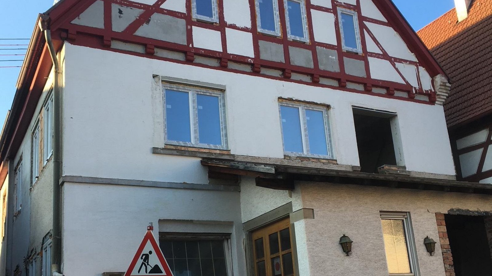Weiter Baustelle: das frühere Gasthaus Krone an der Zwerchstraße in Mühlhausen.  Foto: p
