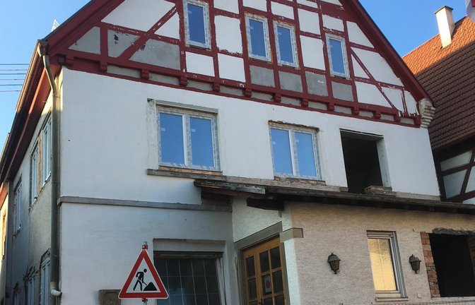Weiter Baustelle: das frühere Gasthaus Krone an der Zwerchstraße in Mühlhausen.  Foto: p
