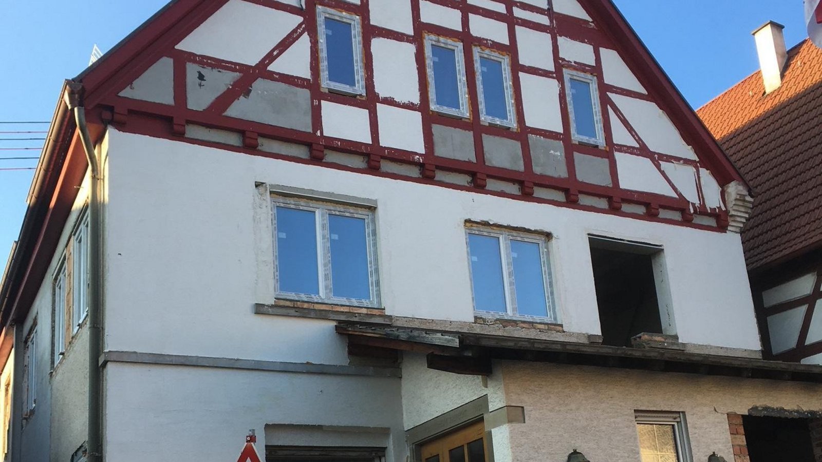 Weiter Baustelle: das frühere Gasthaus Krone an der Zwerchstraße in Mühlhausen. Foto: p Weiter Baustelle: das frühere Gasthaus Krone an der Zwerchstraße in Mühlhausen. Foto: p