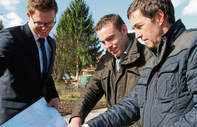 Maikel Semme (links) und Frank Siebold (rechts) sind mit Frank Wittendorfer in der Austraße, wo demnächst Kabel verlegt werden. Fotos: Rostek