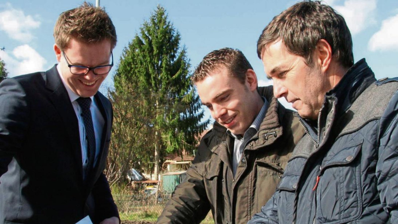 Maikel Semme (links) und Frank Siebold (rechts) sind mit Frank Wittendorfer in der Austraße, wo demnächst Kabel verlegt werden. Fotos: Rostek Maikel Semme (links) und Frank Siebold (rechts) sind mit Frank Wittendorfer in der Austraße, wo demnächst Kabel verlegt werden. Fotos: Rostek