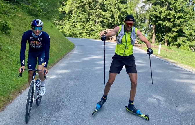Seite an Seite am Berg, jeder auf seinem Sportgerät: Florian Lipowitz auf dem Rad, Philipp Lipowitz auf Skirollern.<span class='image-autor'>Privat</span>