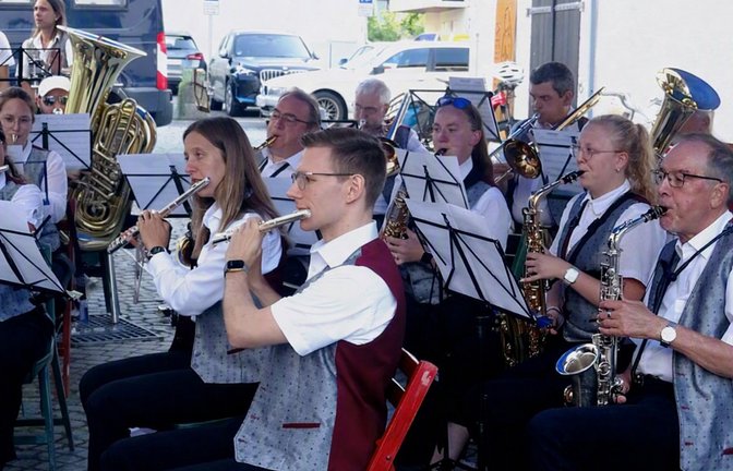 „Downtown“ oder „The Wellerman comes“: Das große Blasorchester des Orchestervereins unterhält die Gäste nicht nur mit klassischen Blasmusikstücken.  <span class='image-autor'>Foto: p</span>