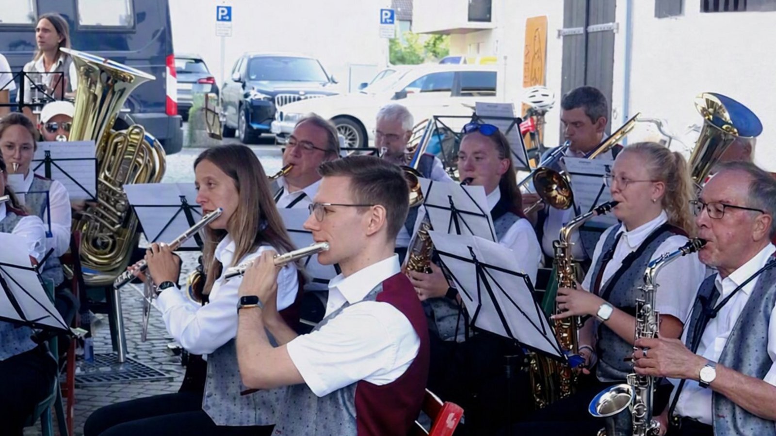 „Downtown“ oder „The Wellerman comes“: Das große Blasorchester des Orchestervereins unterhält die Gäste nicht nur mit klassischen Blasmusikstücken. Foto: p „Downtown“ oder „The Wellerman comes“: Das große Blasorchester des Orchestervereins unterhält die Gäste nicht nur mit klassischen Blasmusikstücken. Foto: p