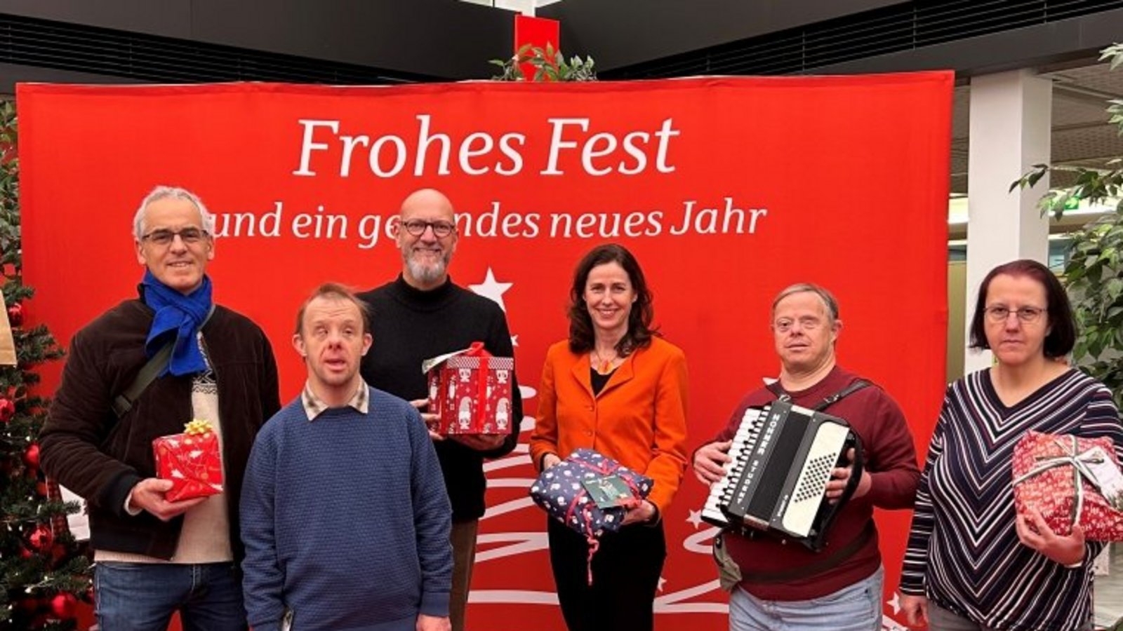 Die Bewohner der Karlshöhe freuen sich mit ihren Verantwortlichen und Isabel Kurz (Mitte), Pressesprecherin der Kreissparkasse, über die Weihnachtsgeschenke. Foto: p Die Bewohner der Karlshöhe freuen sich mit ihren Verantwortlichen und Isabel Kurz (Mitte), Pressesprecherin der Kreissparkasse, über die Weihnachtsgeschenke. Foto: p