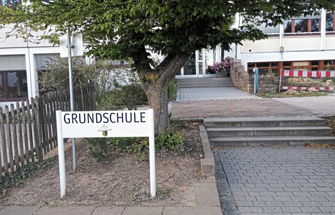 Auf dem Schulgelände in Oberriexingen gelten künftig die Regeln einer neuen Benutzungsordnung mit genau festgelegten Zeiten.  Foto: Glemser