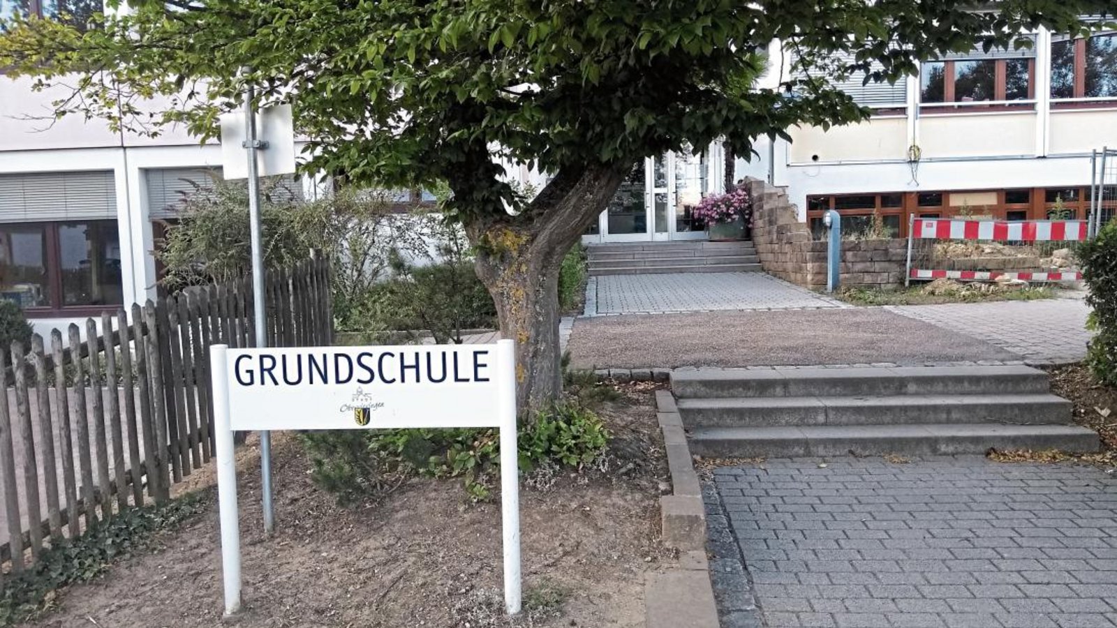 Auf dem Schulgelände in Oberriexingen gelten künftig die Regeln einer neuen Benutzungsordnung mit genau festgelegten Zeiten. Foto: Glemser Auf dem Schulgelände in Oberriexingen gelten künftig die Regeln einer neuen Benutzungsordnung mit genau festgelegten Zeiten. Foto: Glemser