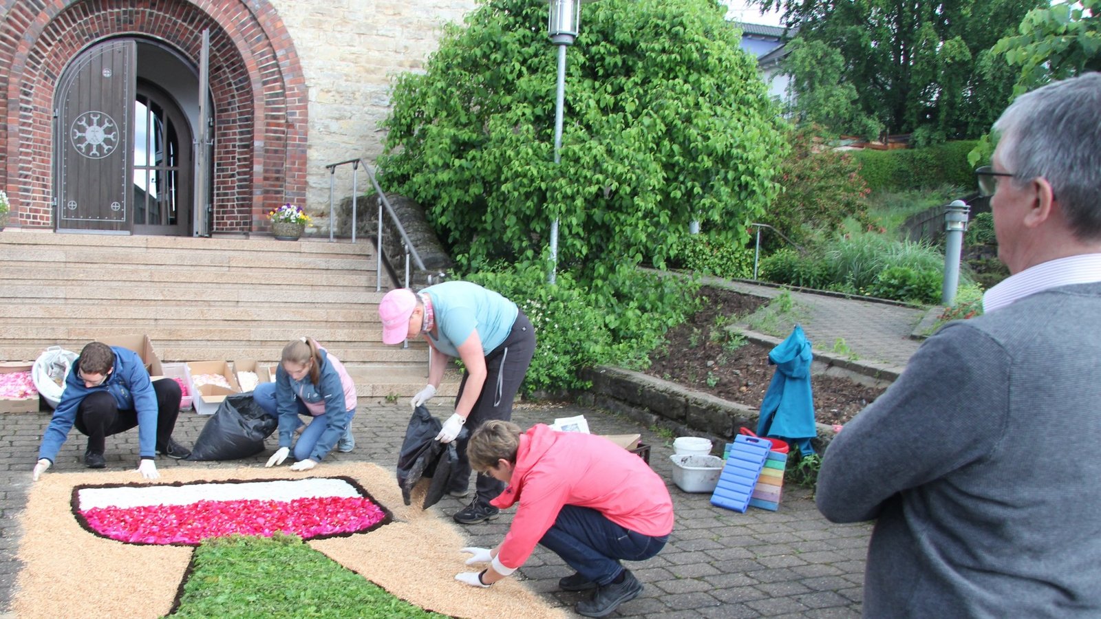 Trotz umfassender Neustrukturierung im Dekanat Ludwigsburg soll das katholische Kirchenleben vor Ort erhalten bleiben – hier Vorbereitungen für Fronleichnam 2024 vor der katholischen Kirche St. Antonius in Vaihingen. Symbolbild: VKZ-Archiv/Banholzer Trotz umfassender Neustrukturierung im Dekanat Ludwigsburg soll das katholische Kirchenleben vor Ort erhalten bleiben – hier Vorbereitungen für Fronleichnam 2024 vor der katholischen Kirche St. Antonius in Vaihingen. Symbolbild: VKZ-Archiv/Banholzer