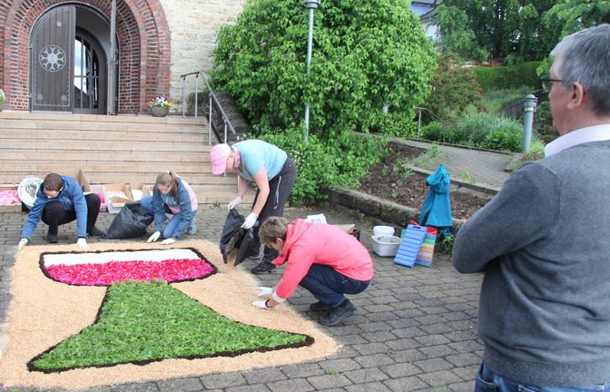 Trotz umfassender Neustrukturierung im Dekanat Ludwigsburg soll das katholische Kirchenleben vor Ort erhalten bleiben – hier Vorbereitungen für Fronleichnam 2024 vor der katholischen Kirche St. Antonius in Vaihingen. Symbolbild: VKZ-Archiv/Banholzer