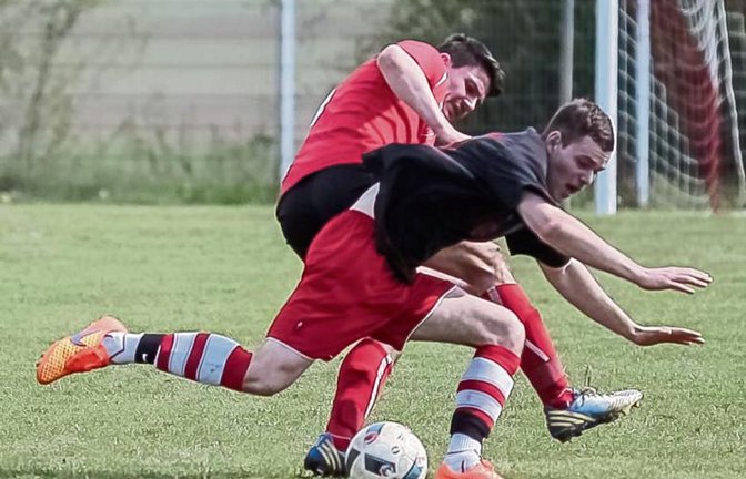 Großglattbachs Matthias Stoklossa (vorne) ist oft – wie hier von Horrheims Marco Burkhardt – nur mit unfairen Mitteln vom Ball zu trennen. Foto: Simecek
