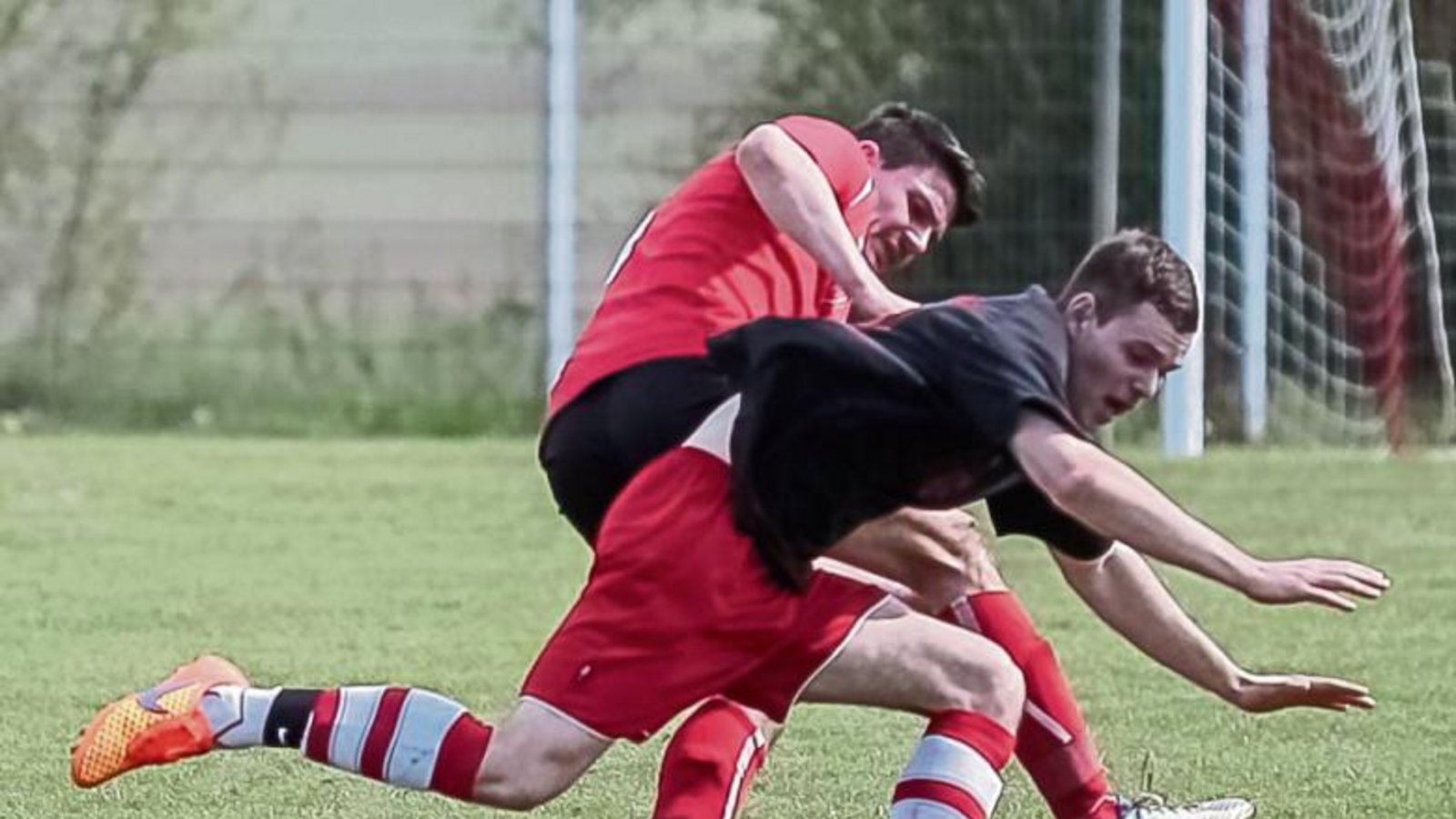 Großglattbachs Matthias Stoklossa (vorne) ist oft – wie hier von Horrheims Marco Burkhardt – nur mit unfairen Mitteln vom Ball zu trennen. Foto: Simecek