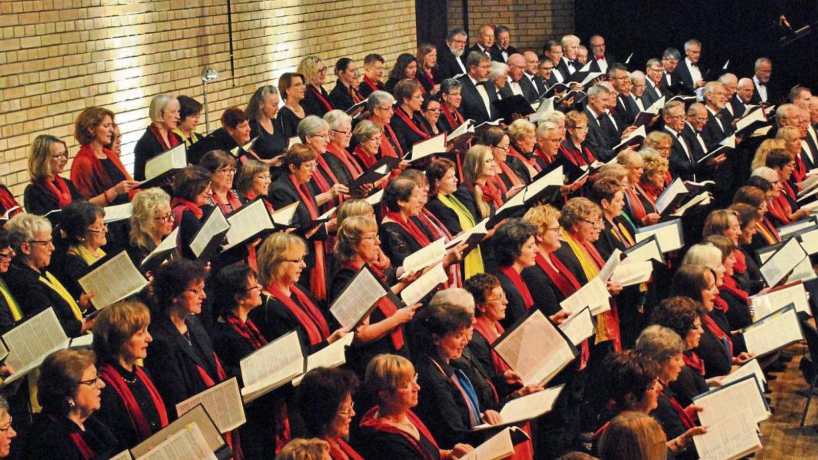 Eine Chorvereinigung aus fünf Chören verschreibt sich mit Hingabe der Musik. Fotos: Stahlfeld