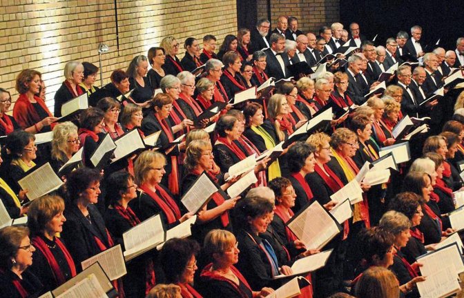 Eine Chorvereinigung aus fünf Chören verschreibt sich mit Hingabe der Musik. Fotos: Stahlfeld