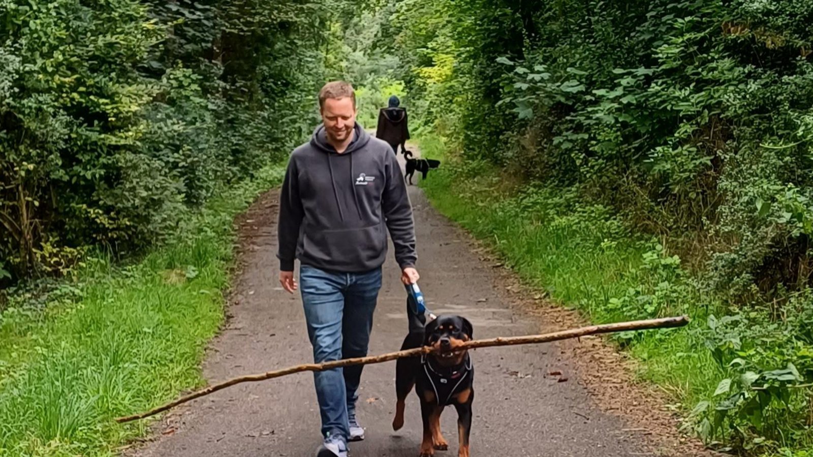 Hündin Amjay ist bei Aurich mit ihrem „Stöckchen“ unterwegs.  Foto: Rücker