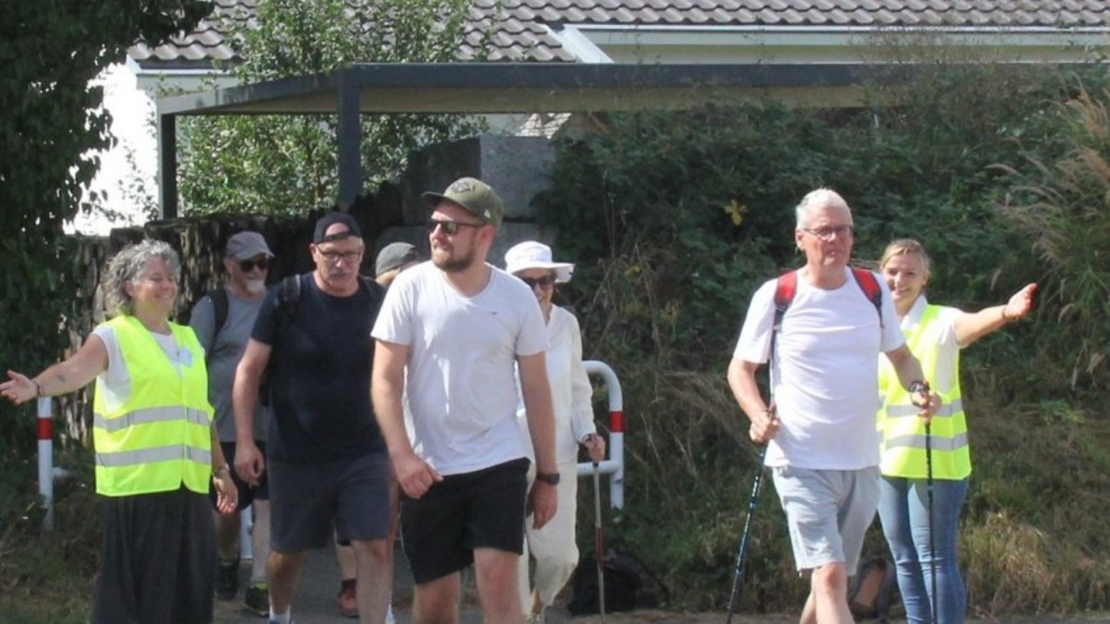 Da geht’s lang: Mitarbeiterinnen der VKZ weisen den Wanderern in Aurich den Weg.