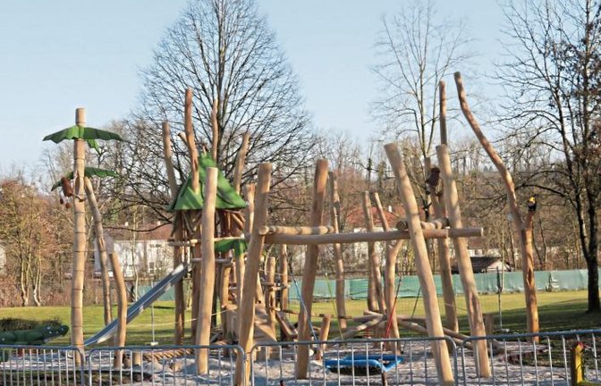 Der neue Spielplatz im Vaihinger Enztalbad hat Formen angenommen. Hoffentlich kann er in diesem Sommer auch genutzt werden.  Foto: Arning