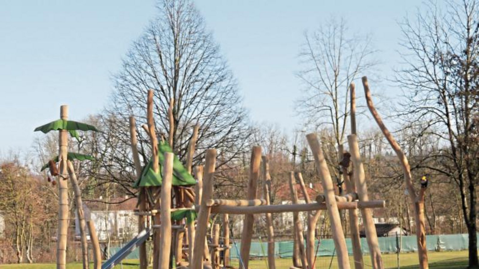 Der neue Spielplatz im Vaihinger Enztalbad hat Formen angenommen. Hoffentlich kann er in diesem Sommer auch genutzt werden. Foto: Arning Der neue Spielplatz im Vaihinger Enztalbad hat Formen angenommen. Hoffentlich kann er in diesem Sommer auch genutzt werden. Foto: Arning