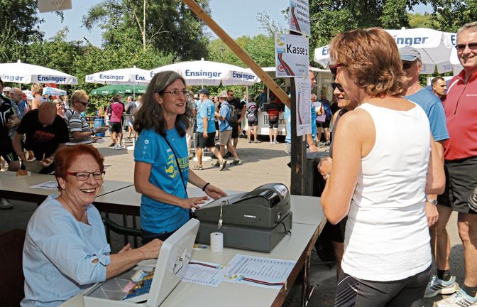Brigitte Wagner und Nicole Müller (von links) an der Kasse, die einen das Kopfrechnen lehrt.  Fotos: Rücker