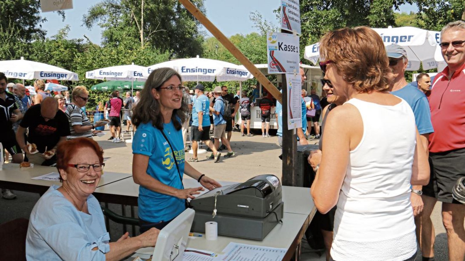 Brigitte Wagner und Nicole Müller (von links) an der Kasse, die einen das Kopfrechnen lehrt.  Fotos: Rücker