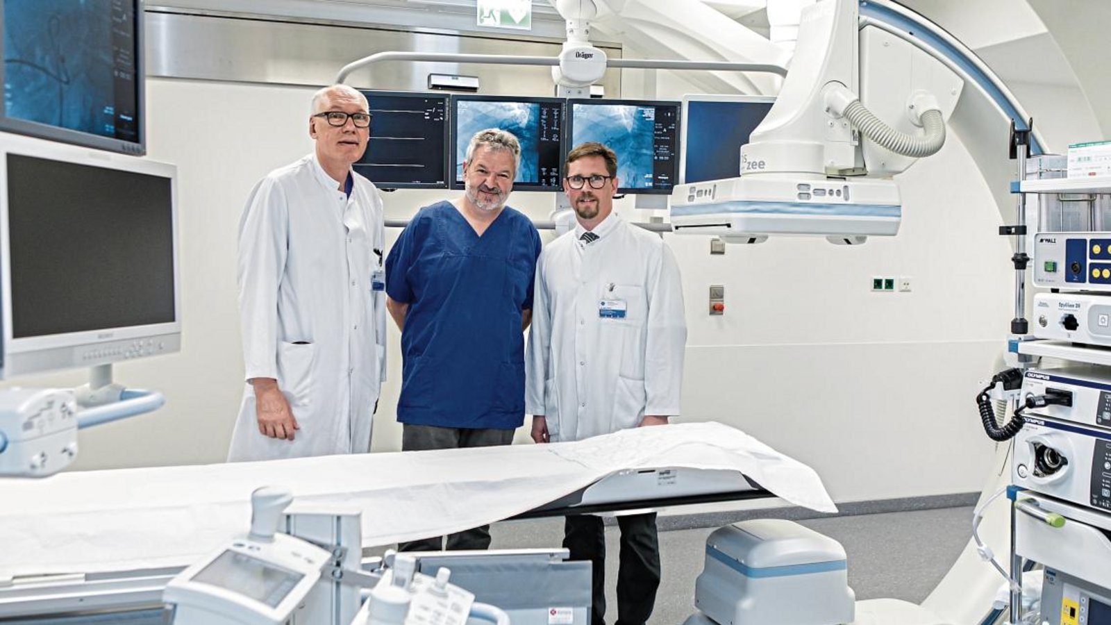 Professor Karel Caca, Klaus Schmitt, der pflegerische Leiter der Endoskopie, und Dr. Marc Müller mit der neuen ERCP-Einheit.  Foto: RKH Kliniken