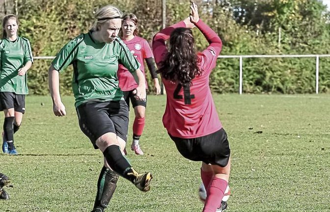 Christiane Gnoyke (links) und die SGM Häfnerhaslach/Sternenfels mussten sich dem FC Remseck/Pattonville mit 0:4 geschlagen geben. Foto: Simecek