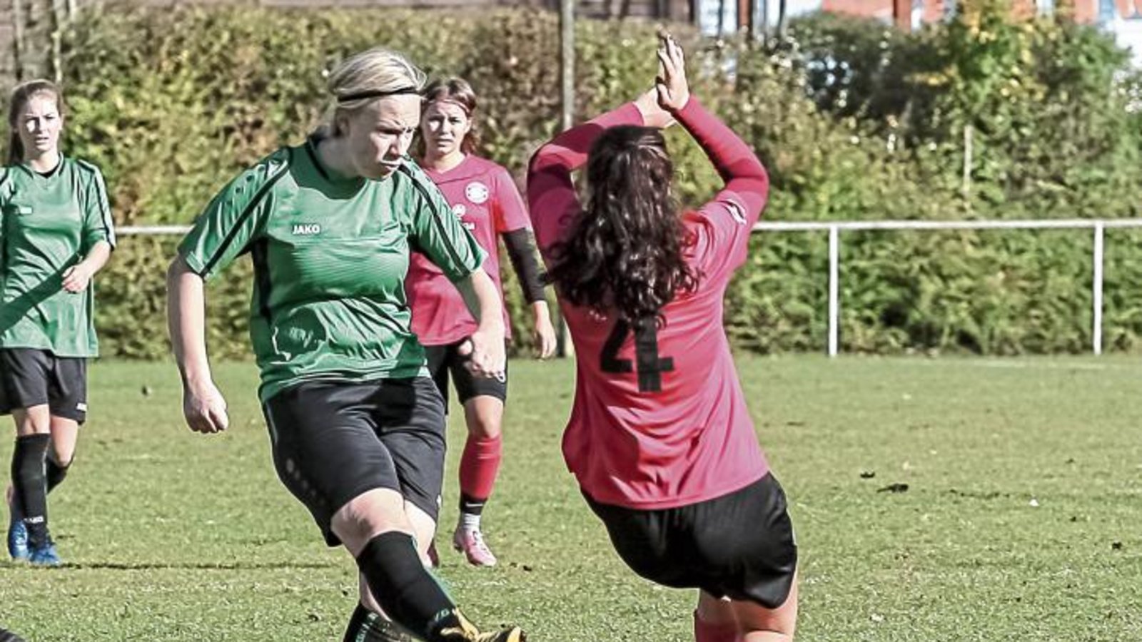 Christiane Gnoyke (links) und die SGM Häfnerhaslach/Sternenfels mussten sich dem FC Remseck/Pattonville mit 0:4 geschlagen geben. Foto: Simecek Christiane Gnoyke (links) und die SGM Häfnerhaslach/Sternenfels mussten sich dem FC Remseck/Pattonville mit 0:4 geschlagen geben. Foto: Simecek