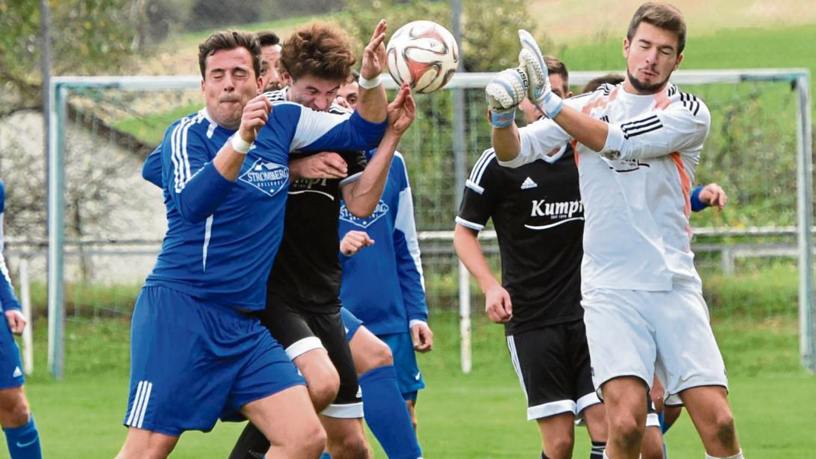 Keeper Manuel Bergamotto klärt hier den Ball für Riexingen II, doch unterm Strich klingelt es viel zu oft im Kasten des A-Liga-Letzten. Foto: Leitner