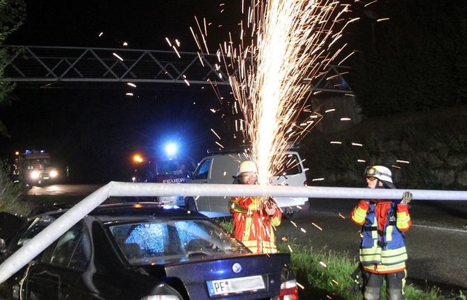 Unfall mit Mast.  <span class='image-autor'>Foto: Feuerwehr Wiernsheim</span>