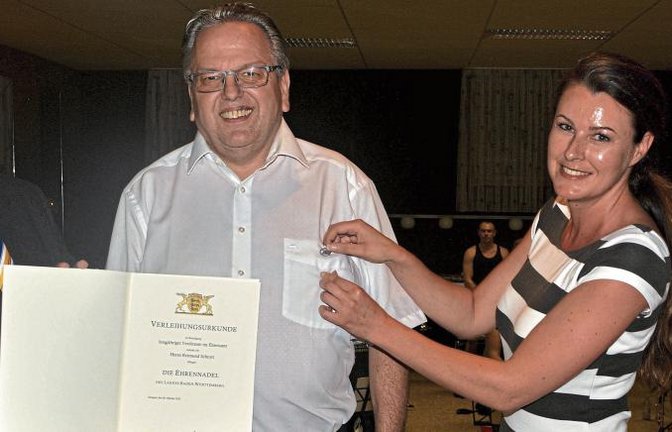 Harald Eiberger (links) und seine Assistentin Nadine Lengle zeichnen Reimund Scheytt mit der Ehrennadel des Landes Baden-Württemberg aus.