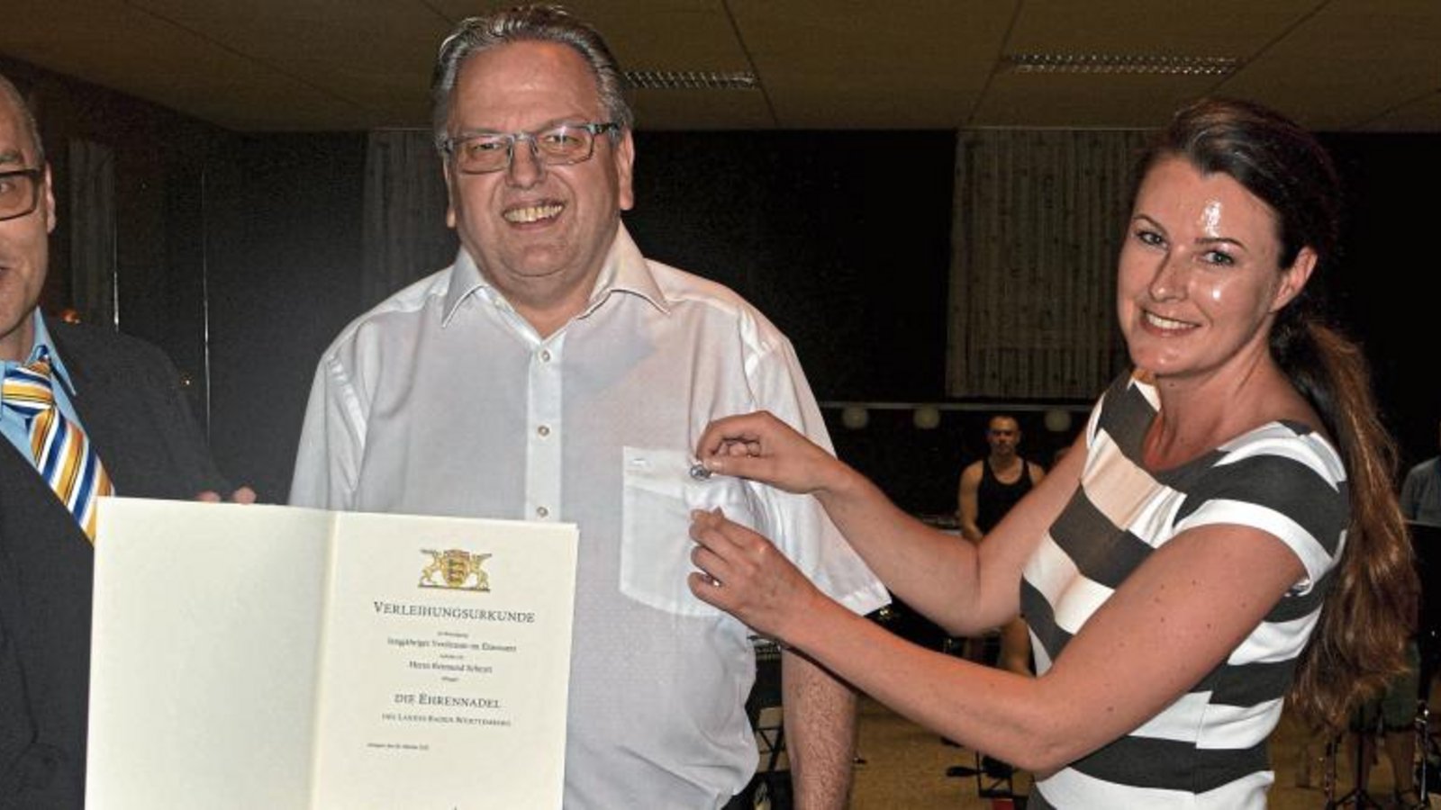 Harald Eiberger (links) und seine Assistentin Nadine Lengle zeichnen Reimund Scheytt mit der Ehrennadel des Landes Baden-Württemberg aus. Harald Eiberger (links) und seine Assistentin Nadine Lengle zeichnen Reimund Scheytt mit der Ehrennadel des Landes Baden-Württemberg aus.