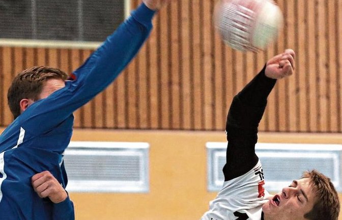 Jakob Kilpper (rechts) hat im Spiel des TV Vaihingen gegen den TV Schweinfurt-Oberndorf bei jeder Möglichkeit den Block gestellt. Das Spiel ging mit 3:0 an den TVO. Foto: Küppers