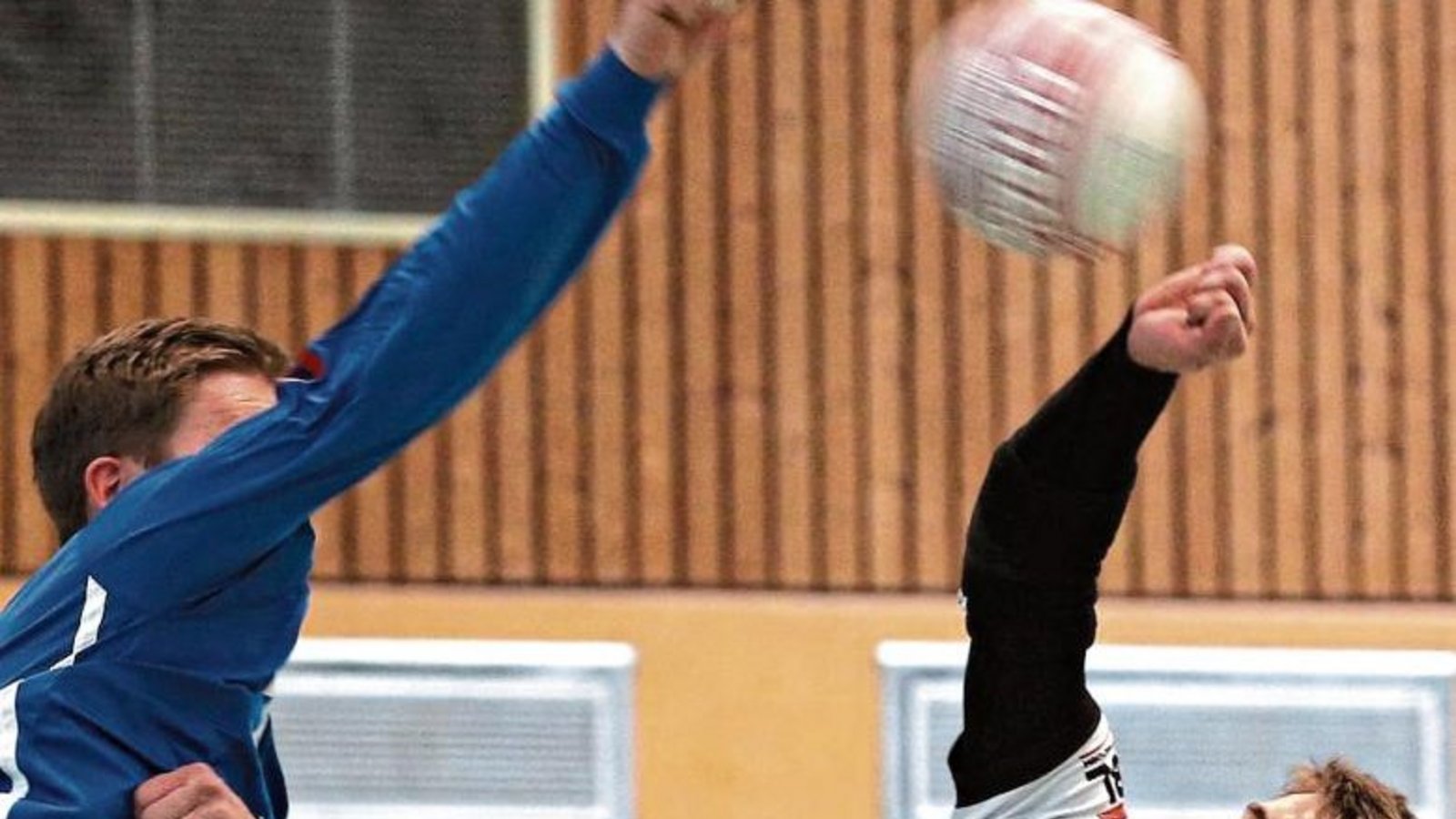 Jakob Kilpper (rechts) hat im Spiel des TV Vaihingen gegen den TV Schweinfurt-Oberndorf bei jeder Möglichkeit den Block gestellt. Das Spiel ging mit 3:0 an den TVO. Foto: Küppers Jakob Kilpper (rechts) hat im Spiel des TV Vaihingen gegen den TV Schweinfurt-Oberndorf bei jeder Möglichkeit den Block gestellt. Das Spiel ging mit 3:0 an den TVO. Foto: Küppers