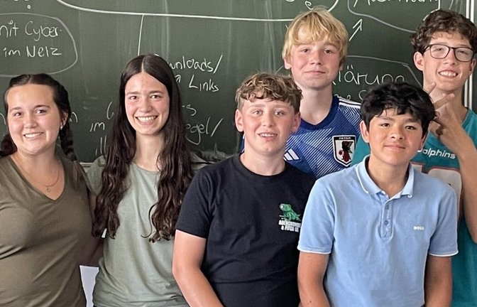 Die frischgebackenen Medienscouts mit ihrer Ausbilderin Helena Dittrich und ihrem zukünftigen Mentor Lucas Zimmermann. <span class='image-autor'>Foto: p</span>