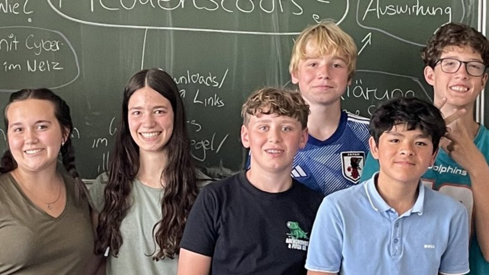 Die frischgebackenen Medienscouts mit ihrer Ausbilderin Helena Dittrich und ihrem zukünftigen Mentor Lucas Zimmermann. Foto: p Die frischgebackenen Medienscouts mit ihrer Ausbilderin Helena Dittrich und ihrem zukünftigen Mentor Lucas Zimmermann. Foto: p
