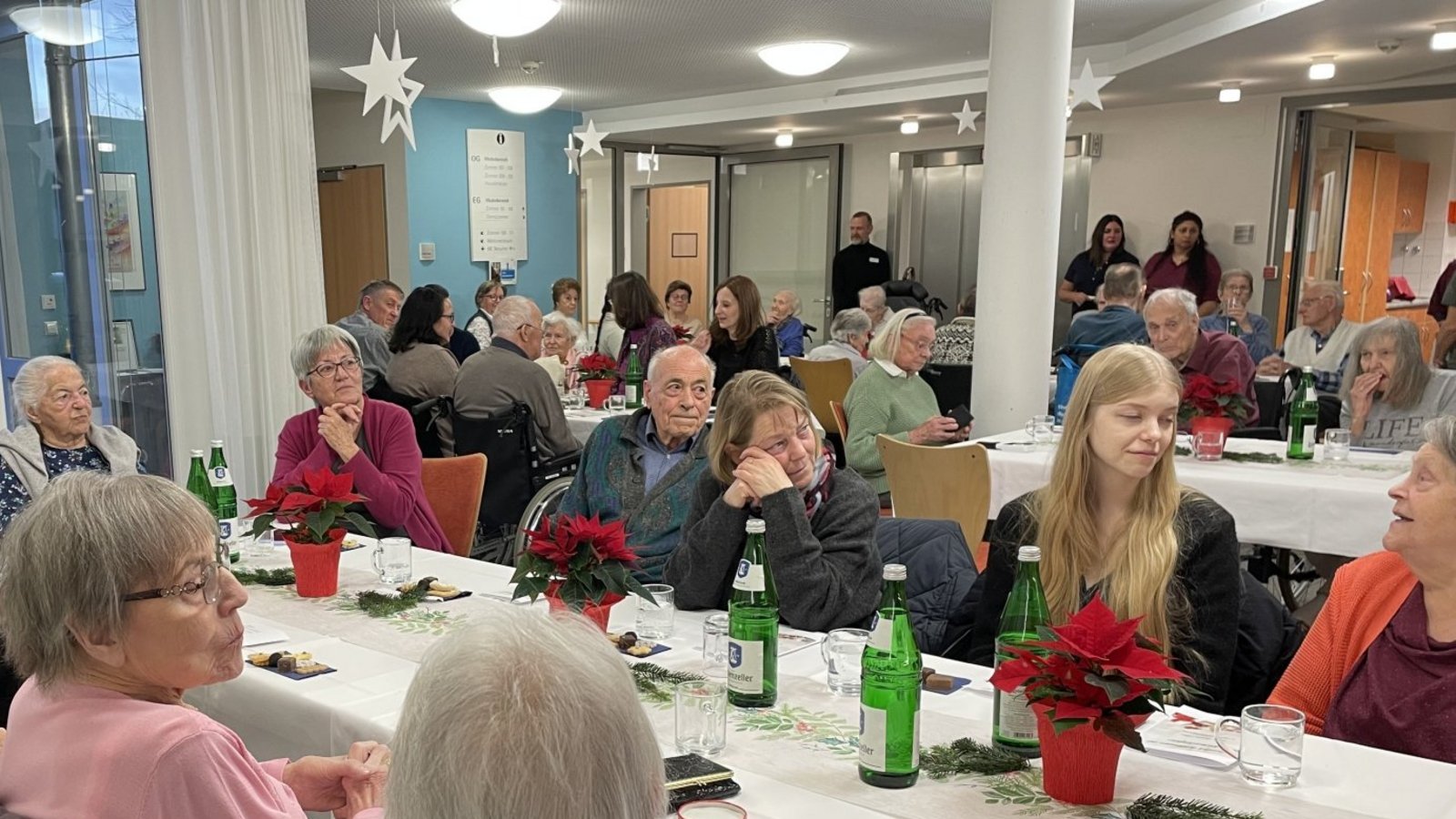 Bei Geschichten und Liedern zur Adventszeit feiern Bewohnerinnen und Bewohner, ihre Angehörigen und die Ehrenamtlichen des Hauses im Schlösslesgarten in Hochdorf. Foto: Grefe Bei Geschichten und Liedern zur Adventszeit feiern Bewohnerinnen und Bewohner, ihre Angehörigen und die Ehrenamtlichen des Hauses im Schlösslesgarten in Hochdorf. Foto: Grefe