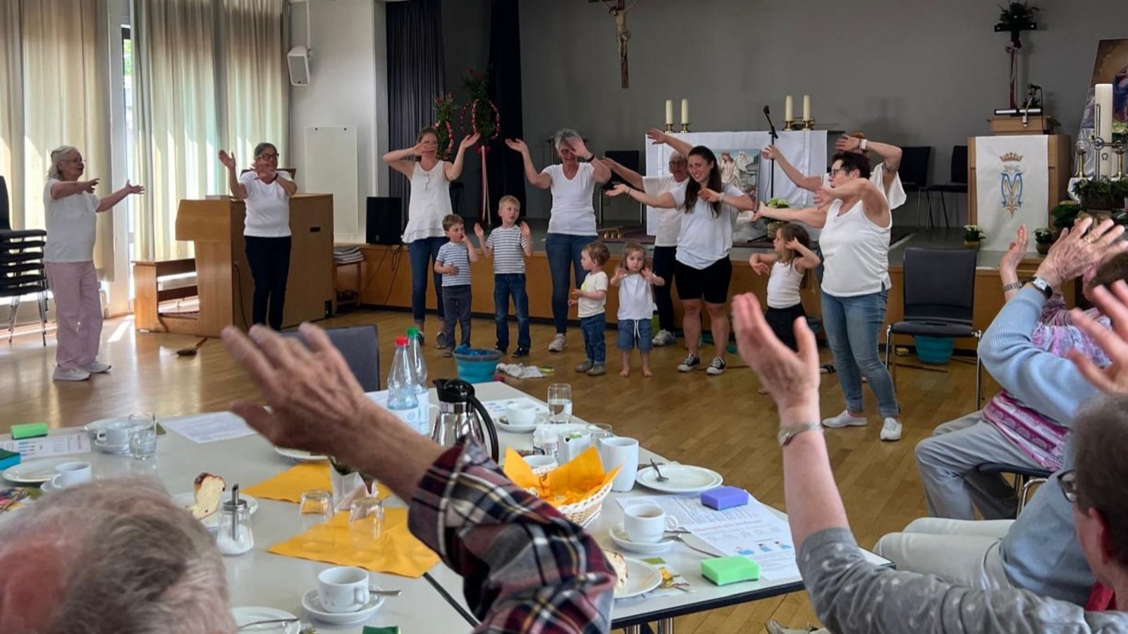 Seniorennachmittag Sachsenheim TV Sersheim Frauen aus Gesundheitssport-Gruppen und Kinder aus dem Kinderturnen Foto:p