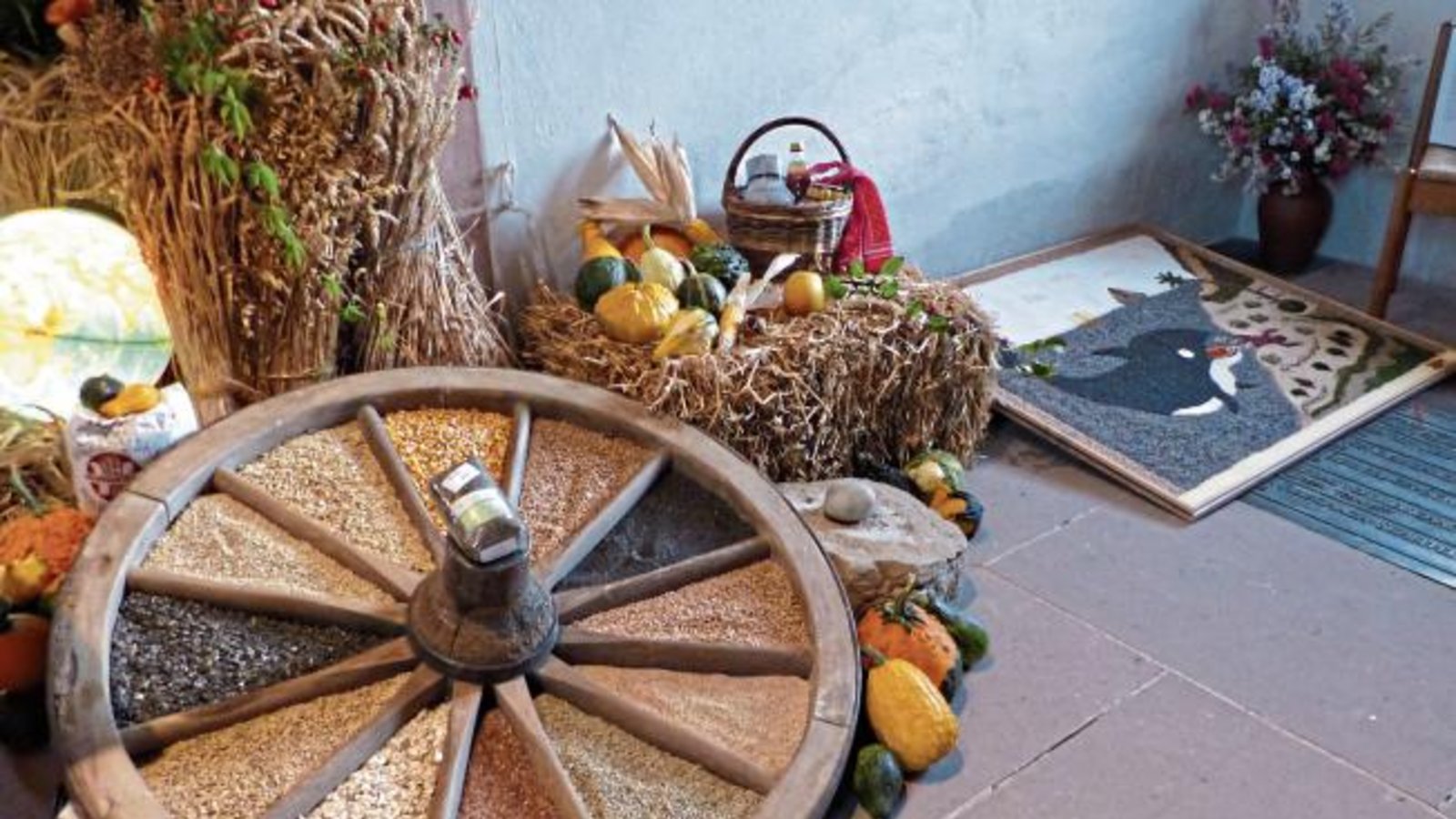 Derzeit werden die letzten Feldfrüchte eingebracht – wovon vielerorts Erntedank-Altäre wie hier in der Nussdorfer Kirche zeugen, fotografiert von Mesnerin Marianne Rapp. Derzeit werden die letzten Feldfrüchte eingebracht – wovon vielerorts Erntedank-Altäre wie hier in der Nussdorfer Kirche zeugen, fotografiert von Mesnerin Marianne Rapp.