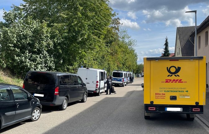 Polizisten haben am Donnerstag mehrere Wohnungen in Enzweihingen durchsucht. Foto: p