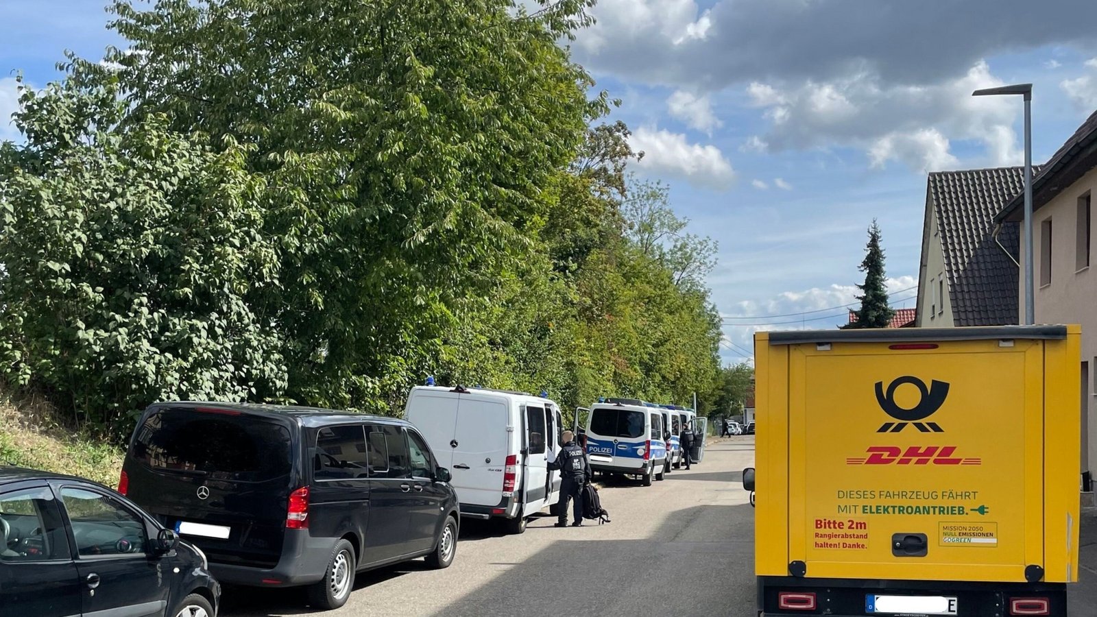 Polizisten haben am Donnerstag mehrere Wohnungen in Enzweihingen durchsucht. Foto: p Polizisten haben am Donnerstag mehrere Wohnungen in Enzweihingen durchsucht. Foto: p