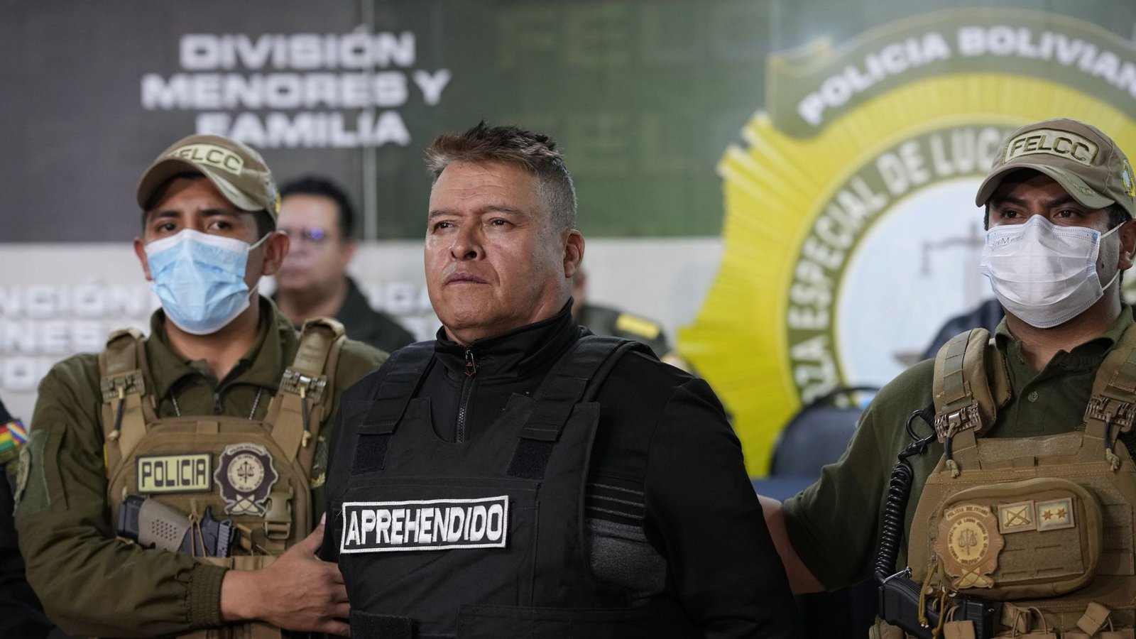 Die bolivianische Polizei hält den festgenommenen Juan Jose Zuniga, ehemaliger Generalkommandant der Armee.Foto: dpa/Juan Karita Die bolivianische Polizei hält den festgenommenen Juan Jose Zuniga, ehemaliger Generalkommandant der Armee.Foto: dpa/Juan Karita