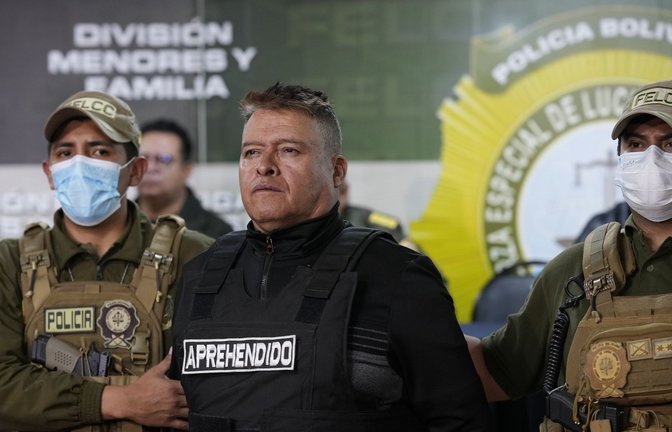 Die bolivianische Polizei hält den festgenommenen Juan Jose Zuniga, ehemaliger Generalkommandant der Armee.<span class='image-autor'>Foto: dpa/Juan Karita</span>