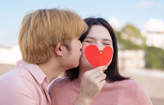 Einander mit kleinen Geschenken die Gefühle offenbaren –  könnte sich das am Valentinstag lohnen?<span class='image-autor'>Foto: IMAGO/Zoonar</span>