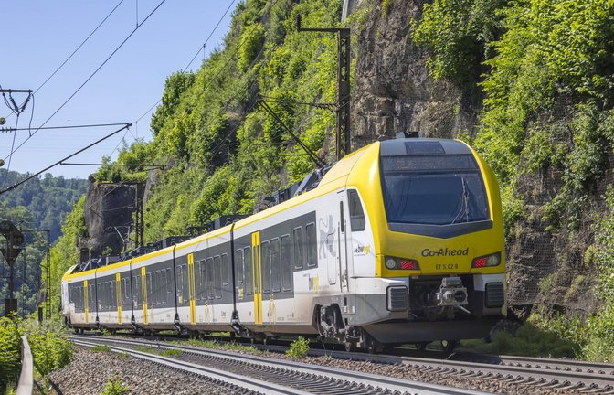 Ein Zug von Go-Ahead ist auf der Geislinger Steige unterwegs.<span class='image-autor'>Foto: imago /Arnulf Hettrich</span>