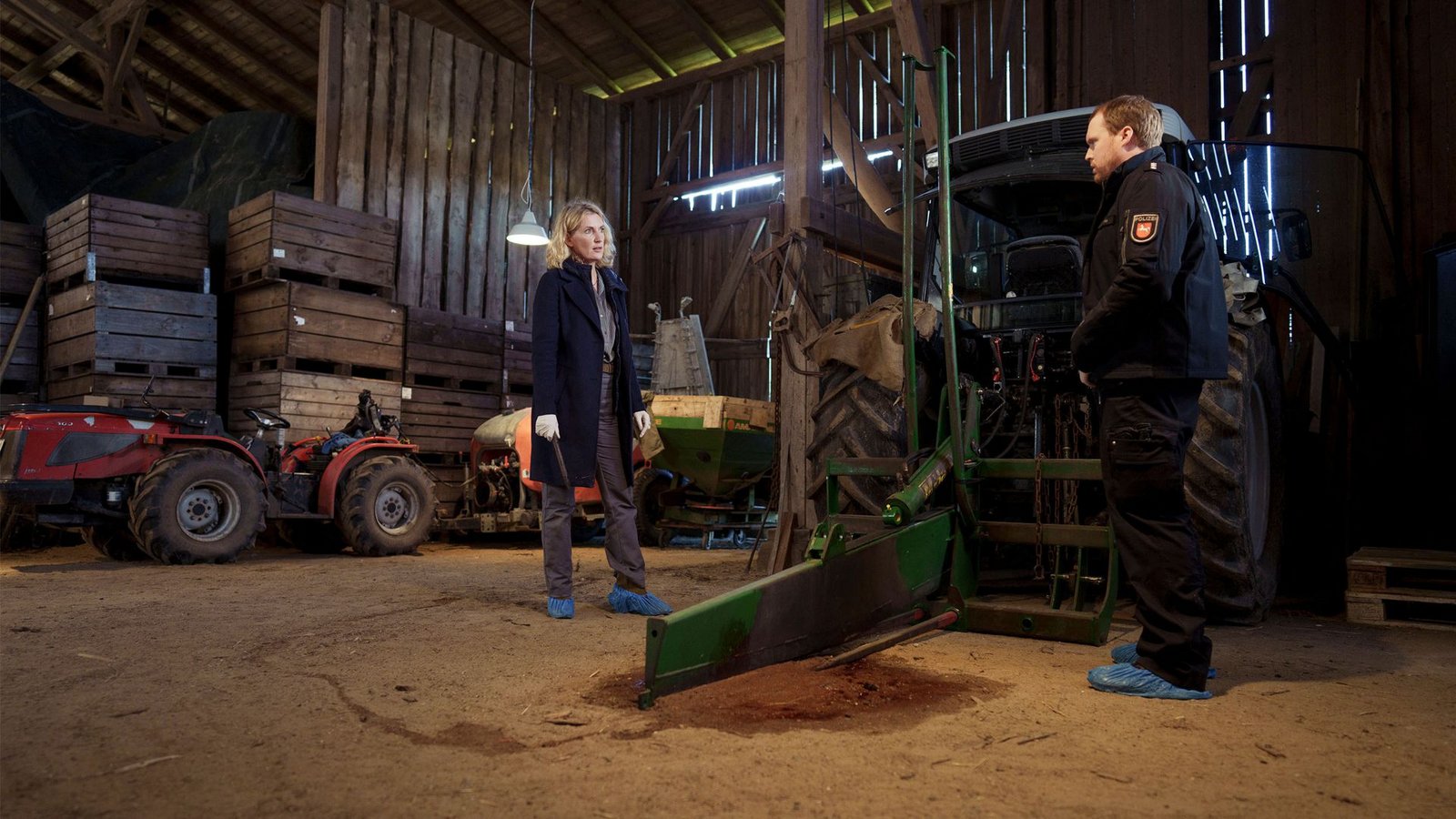 Charlotte Lindholm (Maria Furtwängler) und Olaf Gehrke (Ole Fischer) untersuchen den Heuballenschneider, durch den Hofmitarbeiter Victor ums Leben gekommen ist.Foto: NDR/Christine Schroeder Charlotte Lindholm (Maria Furtwängler) und Olaf Gehrke (Ole Fischer) untersuchen den Heuballenschneider, durch den Hofmitarbeiter Victor ums Leben gekommen ist.Foto: NDR/Christine Schroeder