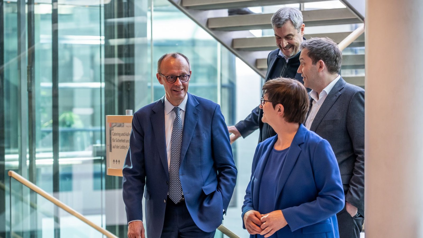 Stehen für den Koalitionsvertrag: die Parteichefs Friedrich Merz (CDU), Saskia Esken (SPD), Markus Söder (CSU, hinten) und Lars Klingbeil (SPD).Foto: dpa/Michael Kappeler Stehen für den Koalitionsvertrag: die Parteichefs Friedrich Merz (CDU), Saskia Esken (SPD), Markus Söder (CSU, hinten) und Lars Klingbeil (SPD).Foto: dpa/Michael Kappeler